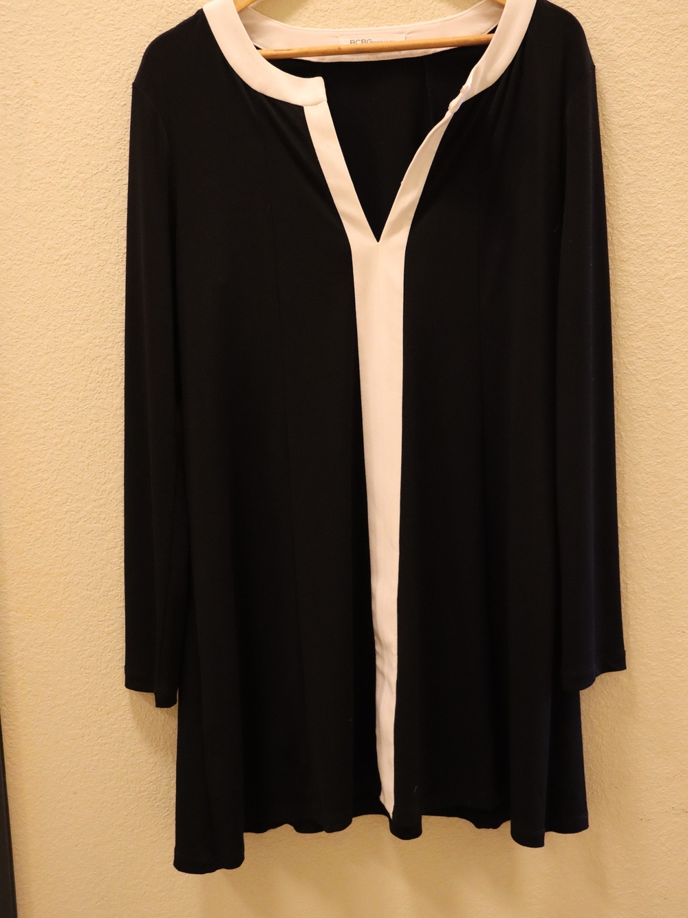 BCBGeneration Black and White V‑Neck Long Sleeve Midi Dress